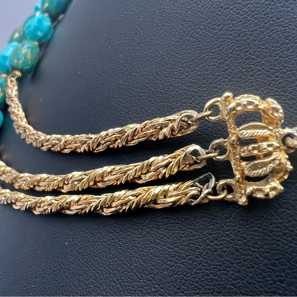 Elegant Vintage Hobe Turquoise Chevron Lucite Beaded Necklace w/ Gold Tone Chain - Picture 8 of 12